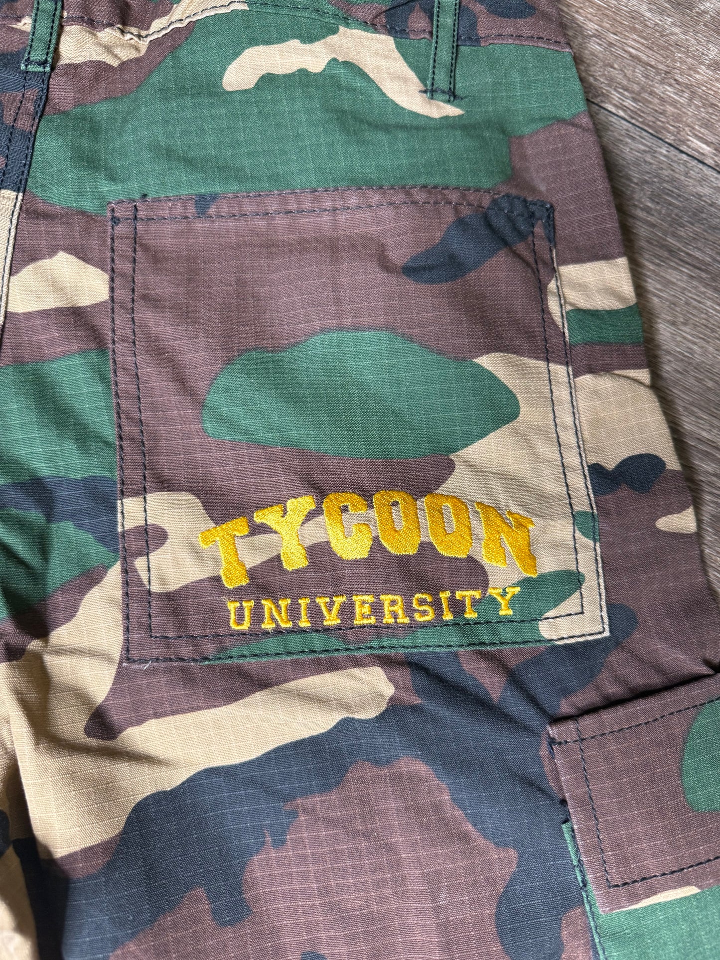 UNIVERSITY CARGO SHORTS