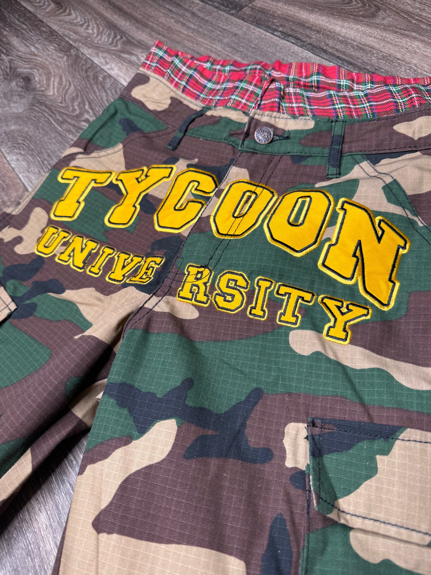 UNIVERSITY CARGO SHORTS